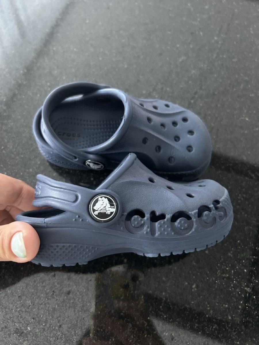 Crocs Scarpe per ragazzi: Crocs Clogs dunkelblau Kinder Grösse C6/22-23 gebraucht – Usato da Wolhusen venduto da kan_6lhw