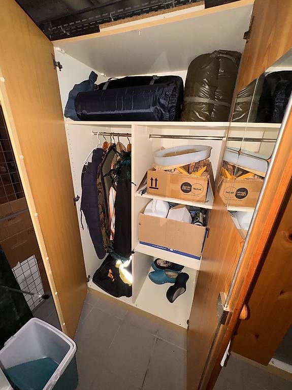 Schränke: Grosser Holzschrank – Gebraucht aus Lausen von 160899 2