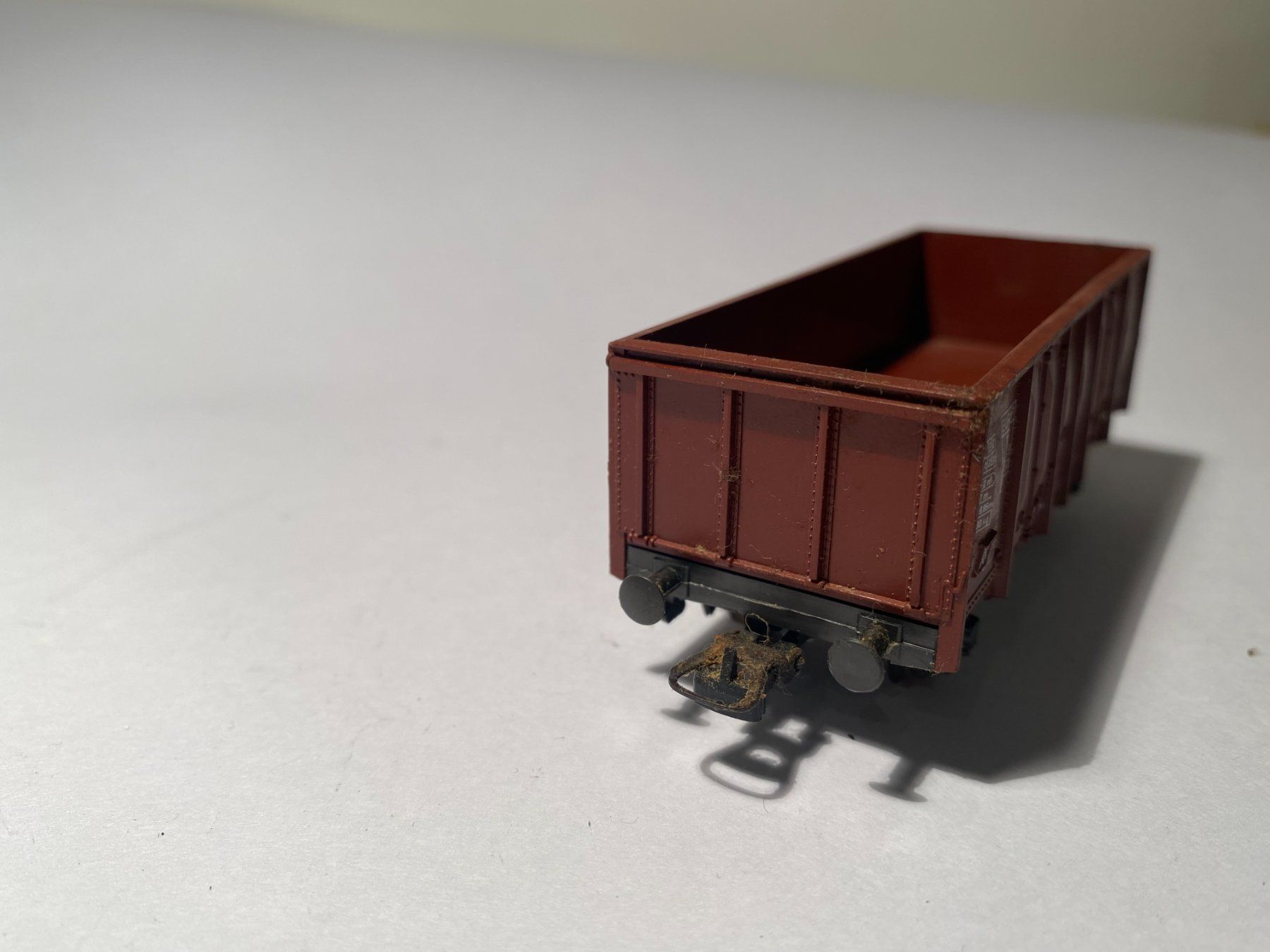 Roco Modellini di ferrovie: ROCO, Offener Güterwagen braun DB, DC Achsen – Usato da Buchrain venduto da Modellbahn11 2