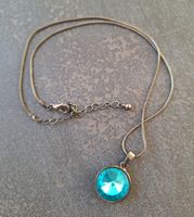 KETTE MIT FLASCHEN GRÜNEM STEIN