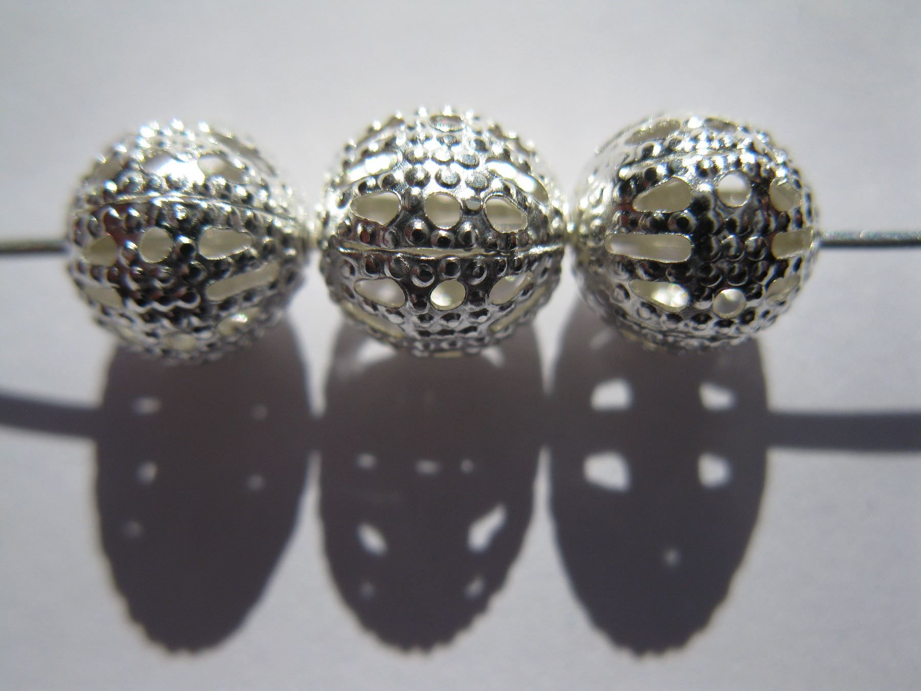 Perle (finte): 30 Metallperlen versilbert, filigran 8mm – Nuovo e nell'imballaggio originale da St. Margarethen TG venduto da LuanaKa 1