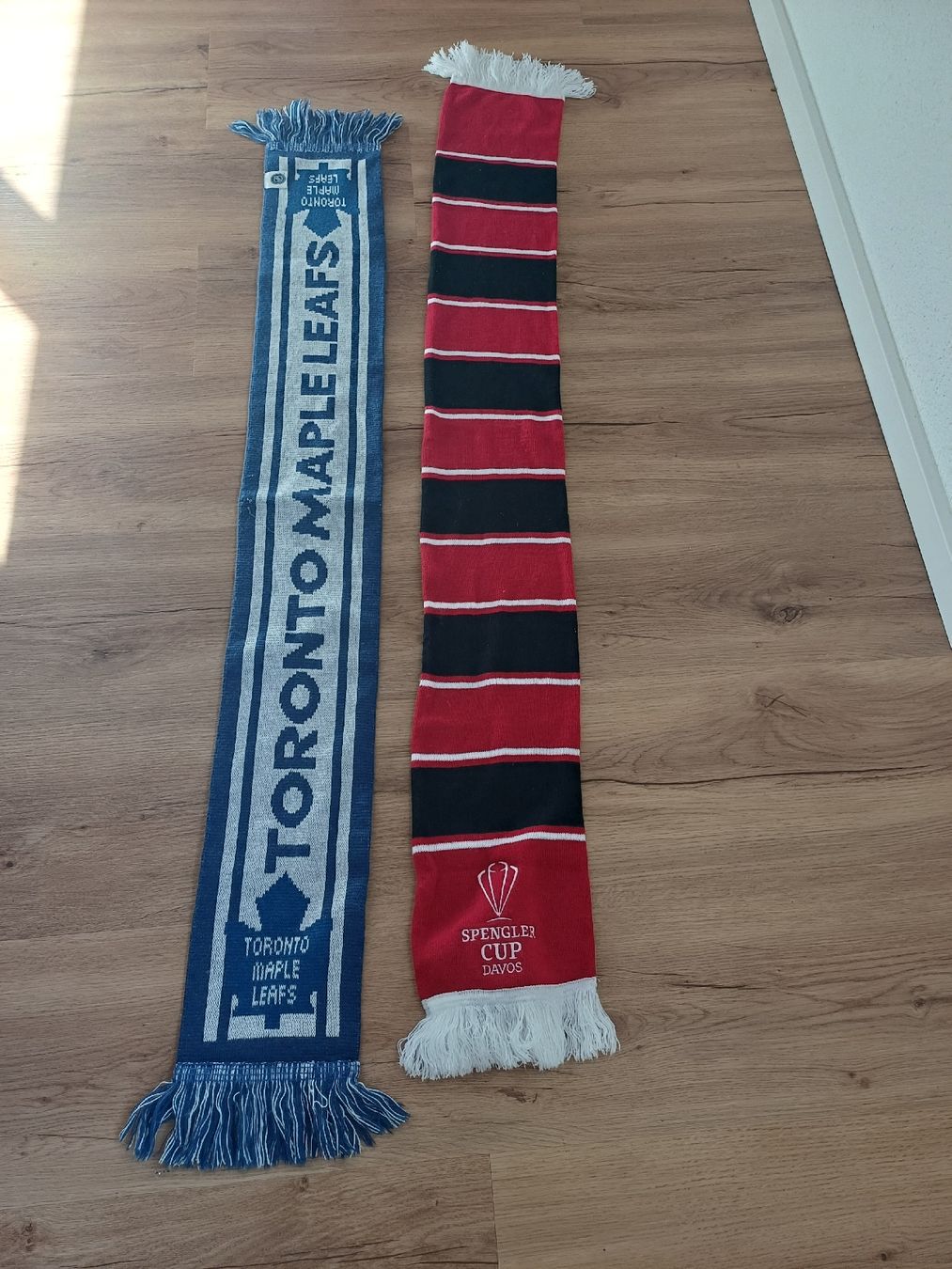 Foulard & Sciarpe: Schals Toronto Maple Leafs NHL Spengler Cup Davos 2 Stk – Usato da Därligen venduto da Musle73