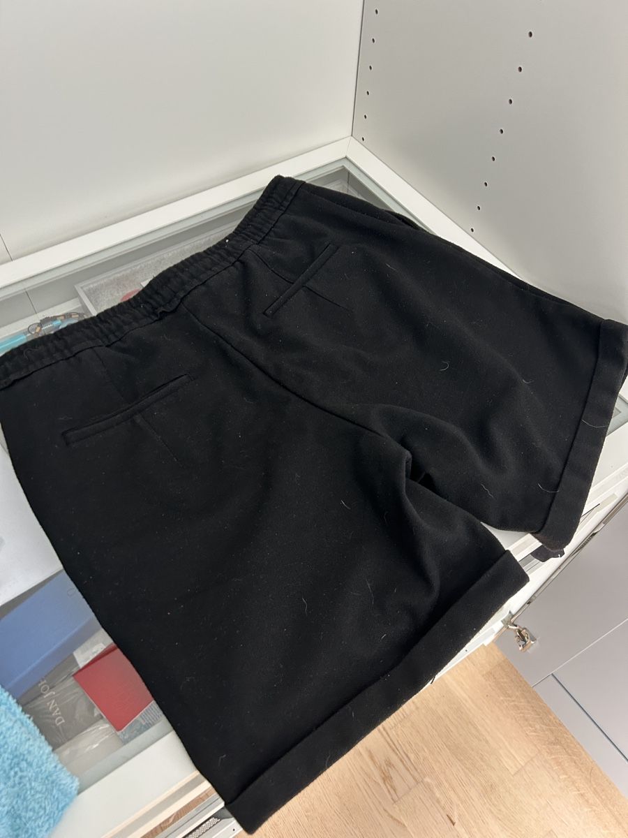 Zara Pantaloni: Schwarze kurze Jogginghose ZARA, Gr. L – Usato da Bülach venduto da INO_ 2
