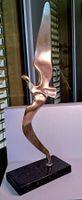 Grosse Skulptur "Fliegender Schwan" mit Marmorsockel