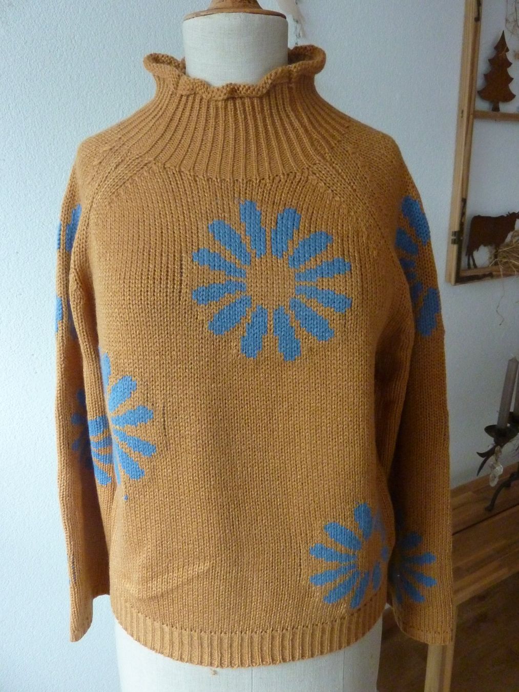 Pullover & Sweatshirts: Strickpullover senfgelb mit Blumenmuster neu S 34/36 – Gebraucht aus Waldstatt von Kananaskis1