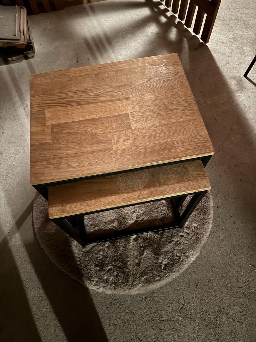 Set de table et chaises: Beistelltisch Eichenholz Metall schwarz – D'occasion à Biel/Bienne par Mia2025 1