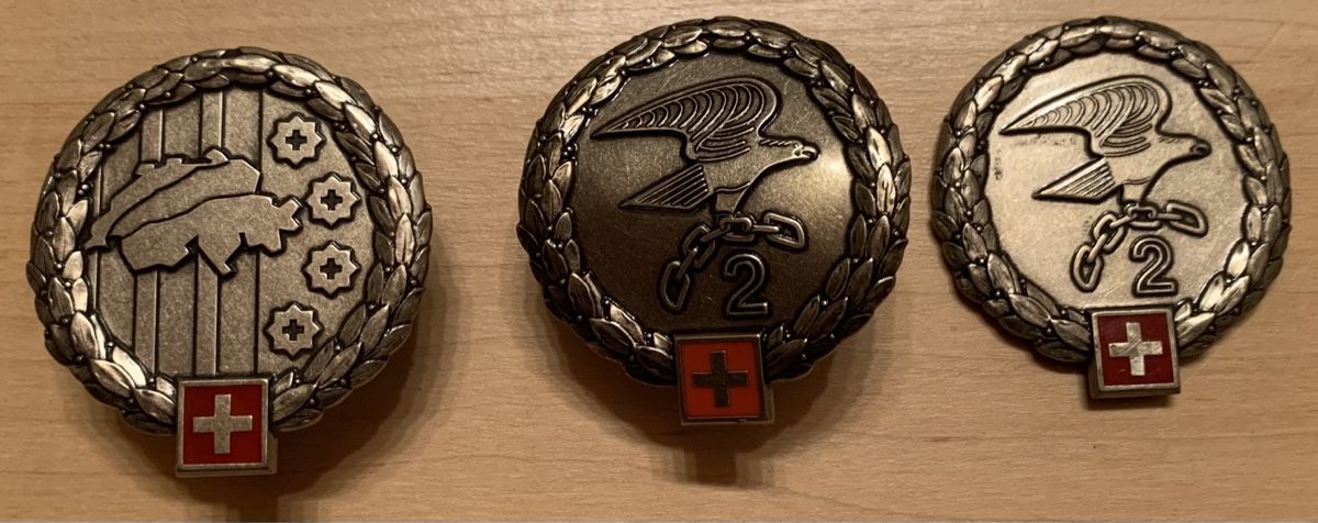 Armée suisse Plaquettes & Badges: 3 Beretembleme der CH Armee – D'occasion à Goldingen par Bergler012