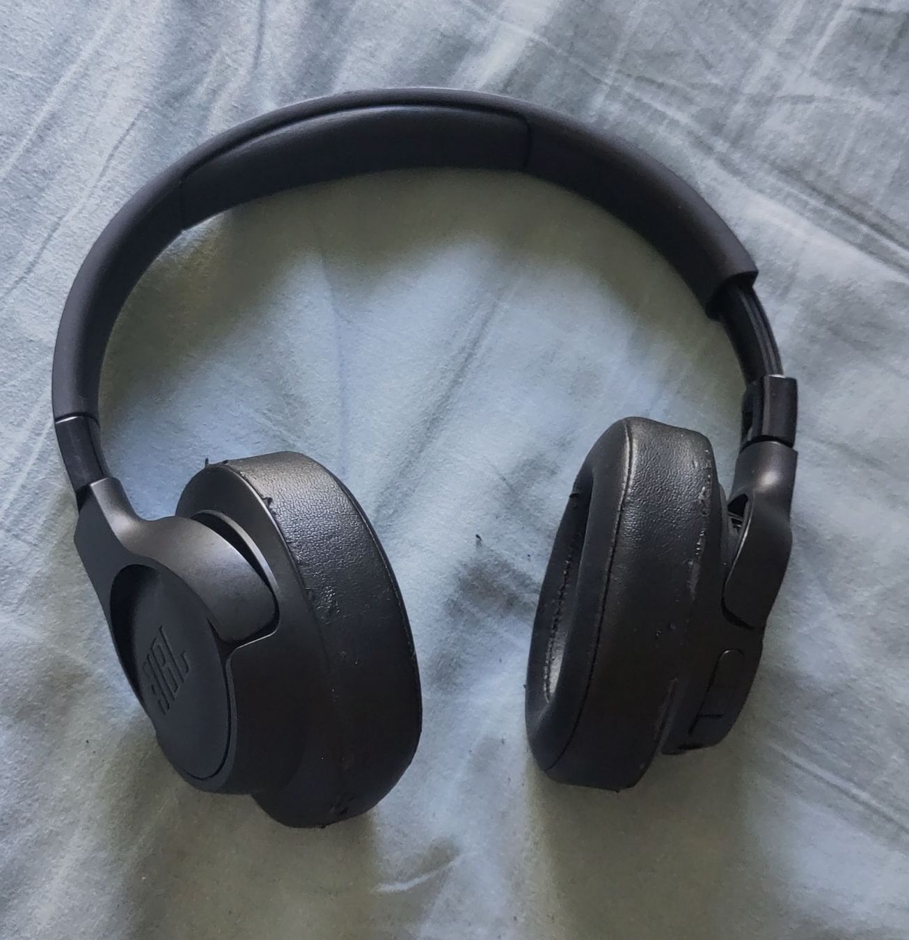 JBL Casques audio: Kopfhörer JBL Tune 710BT schwarz – D'occasion à Riedholz par mic_pq2p