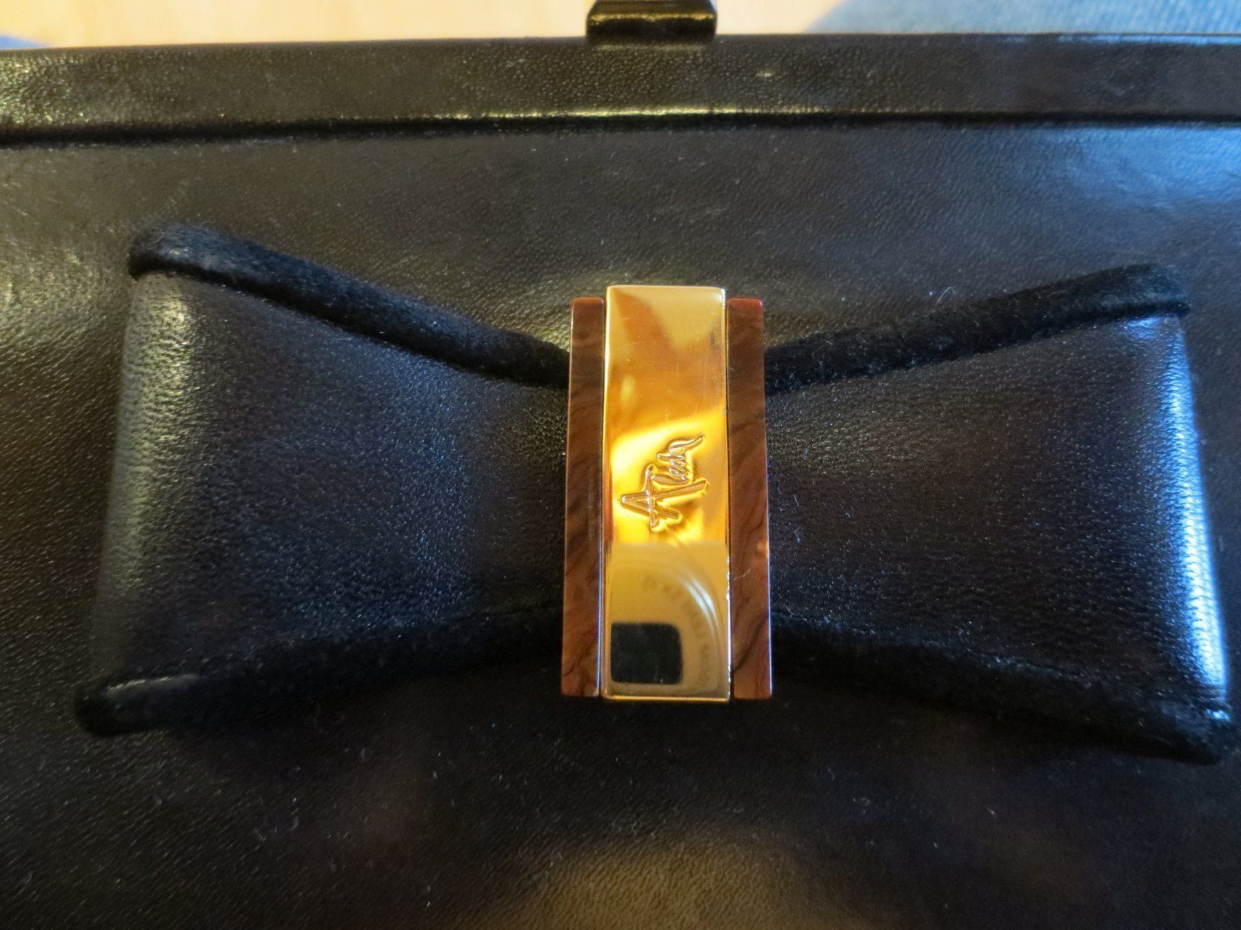 Taschen für Damen: Wunderschöne Lederhandtasche  -  Clutch – Gebraucht aus Männedorf von Livingston 4