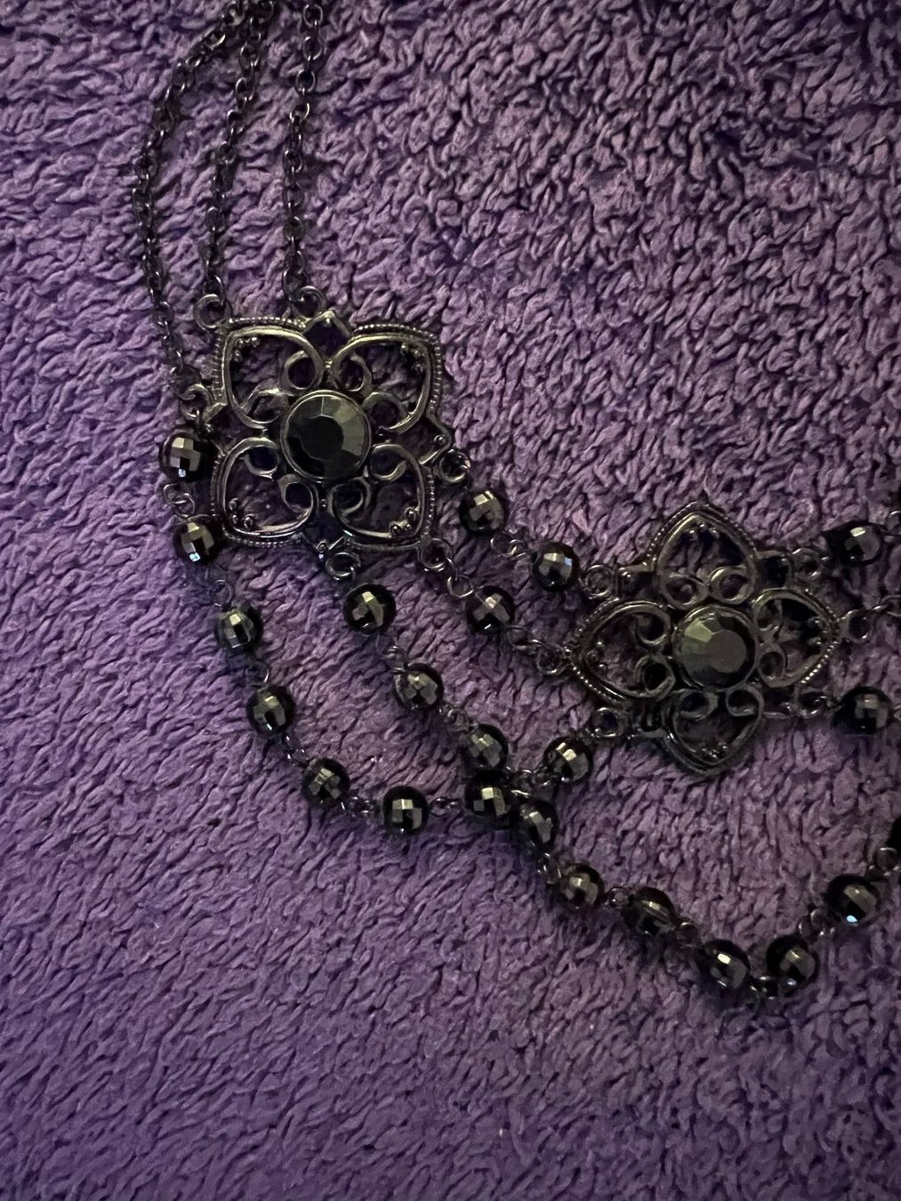 Catenine: Schwarze Kette, blumenartige Elemente & schwarze Steinchen – Usato da Zürich venduto da rigani