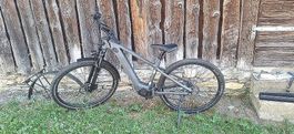 Vélo électrique de taille moyenne, disponible à Grimisuat