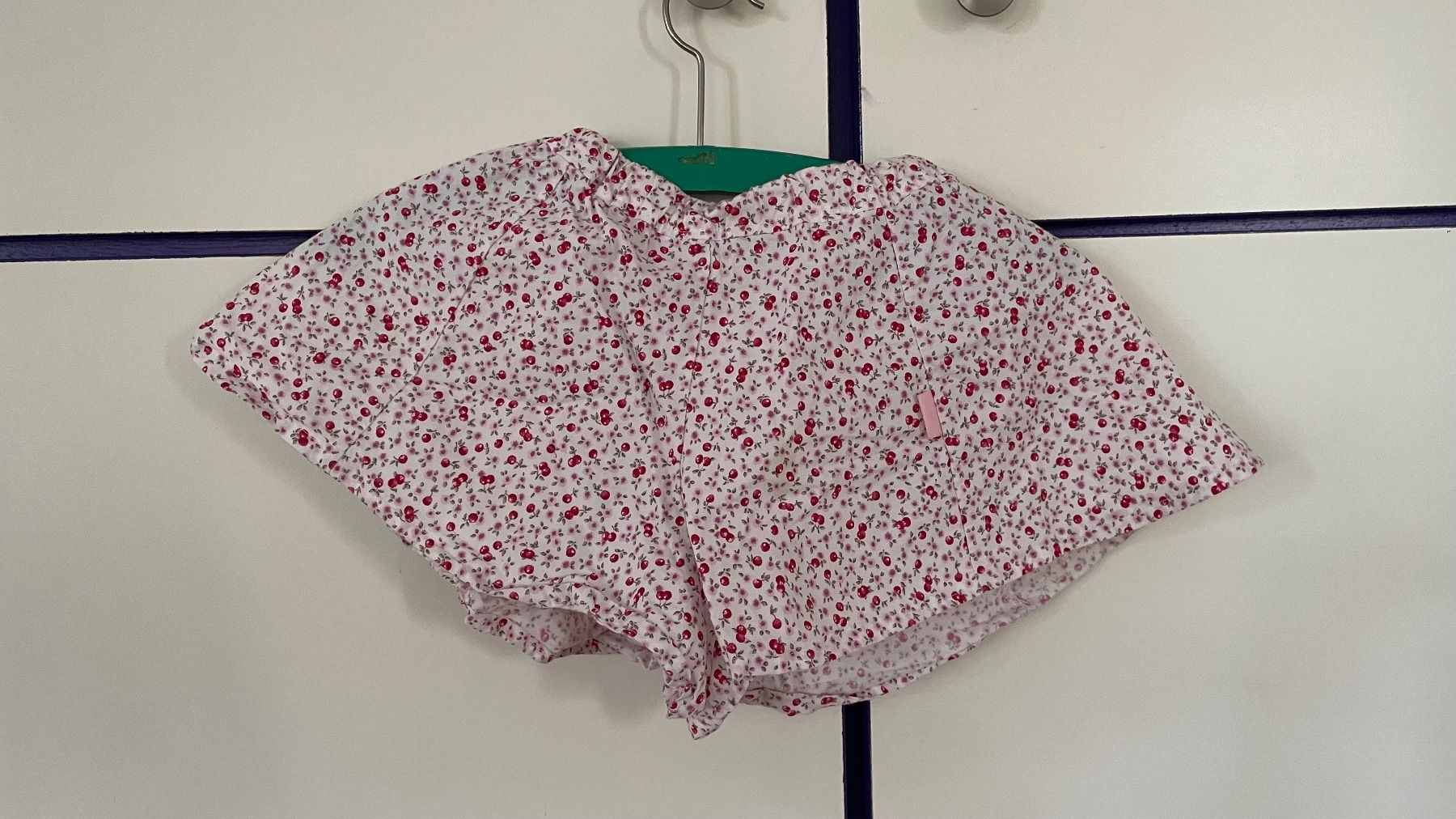 Hosen: Mädchen short Comete geblümt Grösse 98 – Gebraucht aus Biel/Bienne von linette78