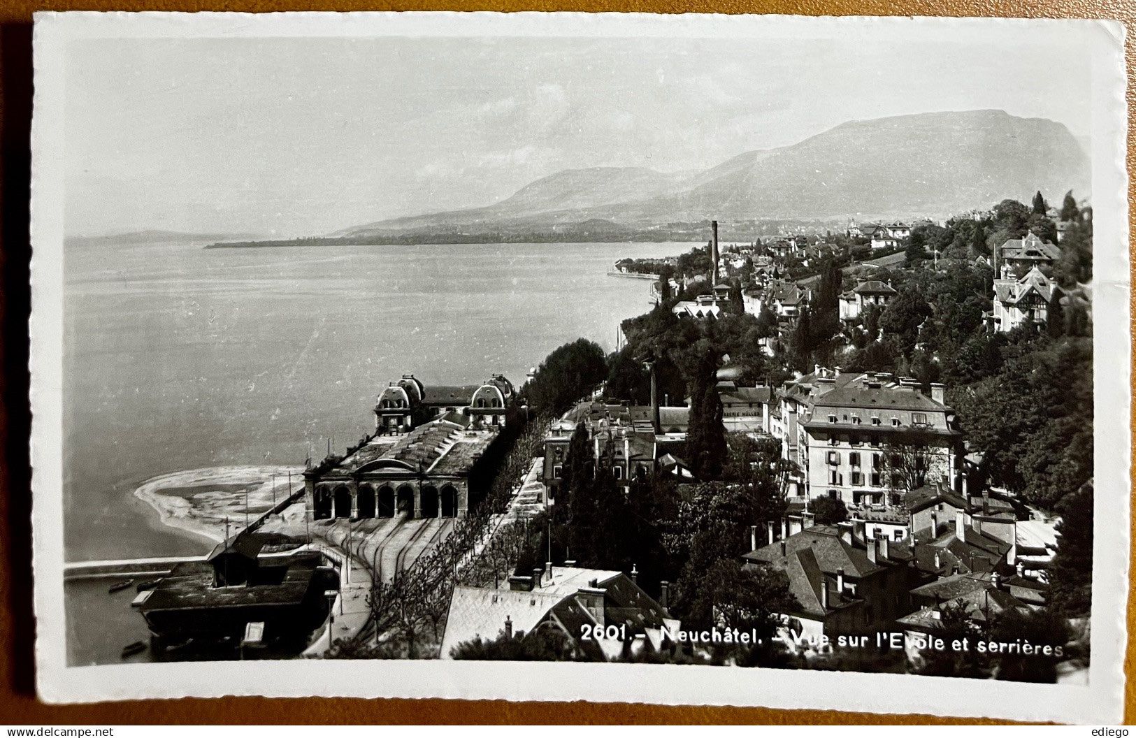Cartoline postali: NEUCHÂTEL - Serrières et l'école 1956 – Usato da Lutry venduto da Ediego