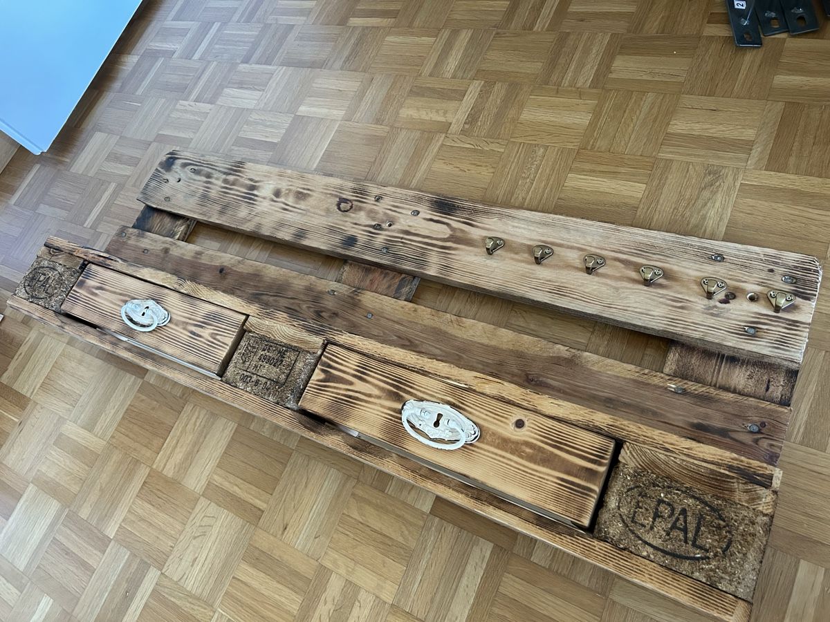 Scaffali: Handgefertigtes Palettenregal – Usato da Winterberg ZH venduto da vanilleinspiration 1