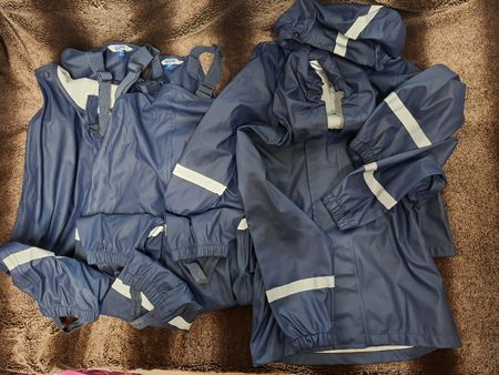 2x 104 -110 Regenkombi Migros Kids aus je Latzhose und Jacke