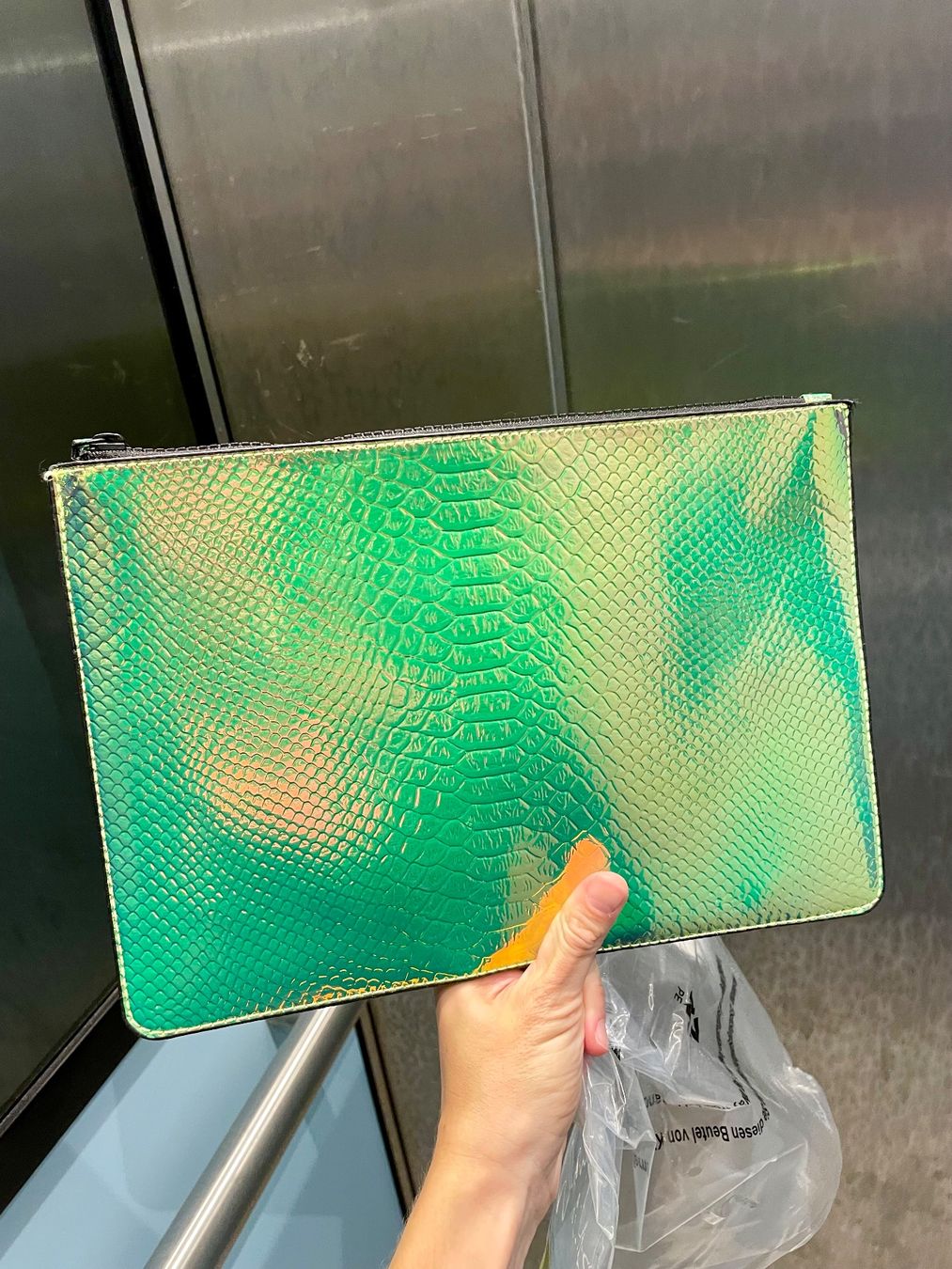 Borse da donna: Vendo pochette particolare / fluorescente – Nuovo (secondo la descrizione) da Brione s. Minusio venduto da Je_Jey