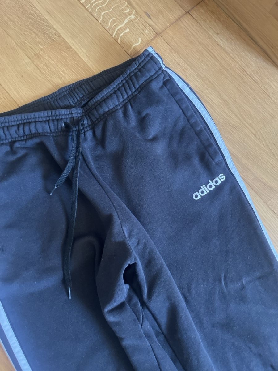 Adidas Pantaloni: Schwarze Adidas Trainingshose Gr. S – Usato da Basel venduto da zoralliv 1
