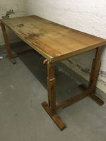 Grosse Holzplatte, Arbeitstisch auf 2 Holzböcken