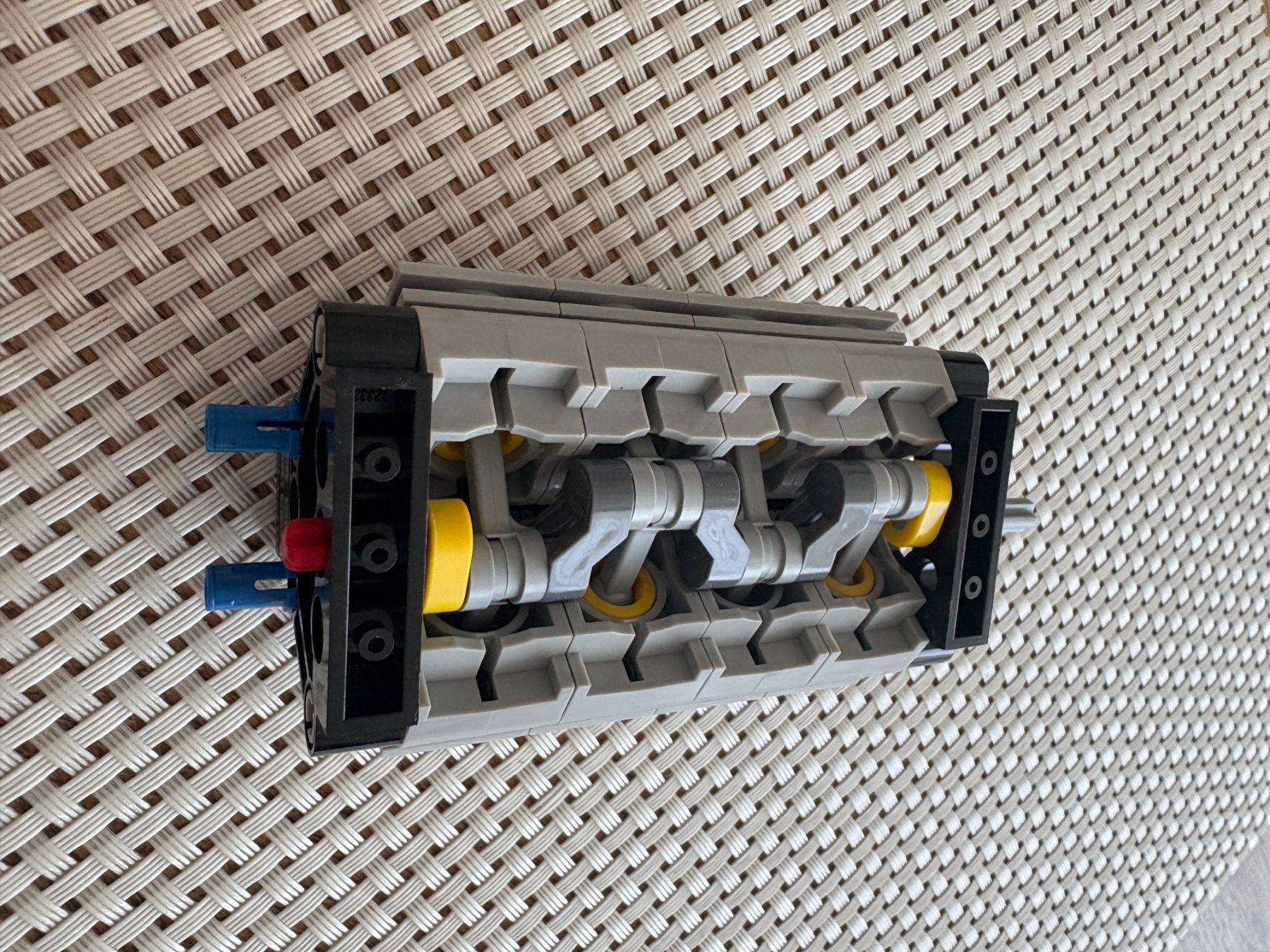 Lego Kit di costruzioni: Lego Technik V8 Zylinder Block 8070 – Nuovo e nell'imballaggio originale da Buochs venduto da Techtelmechtel 1