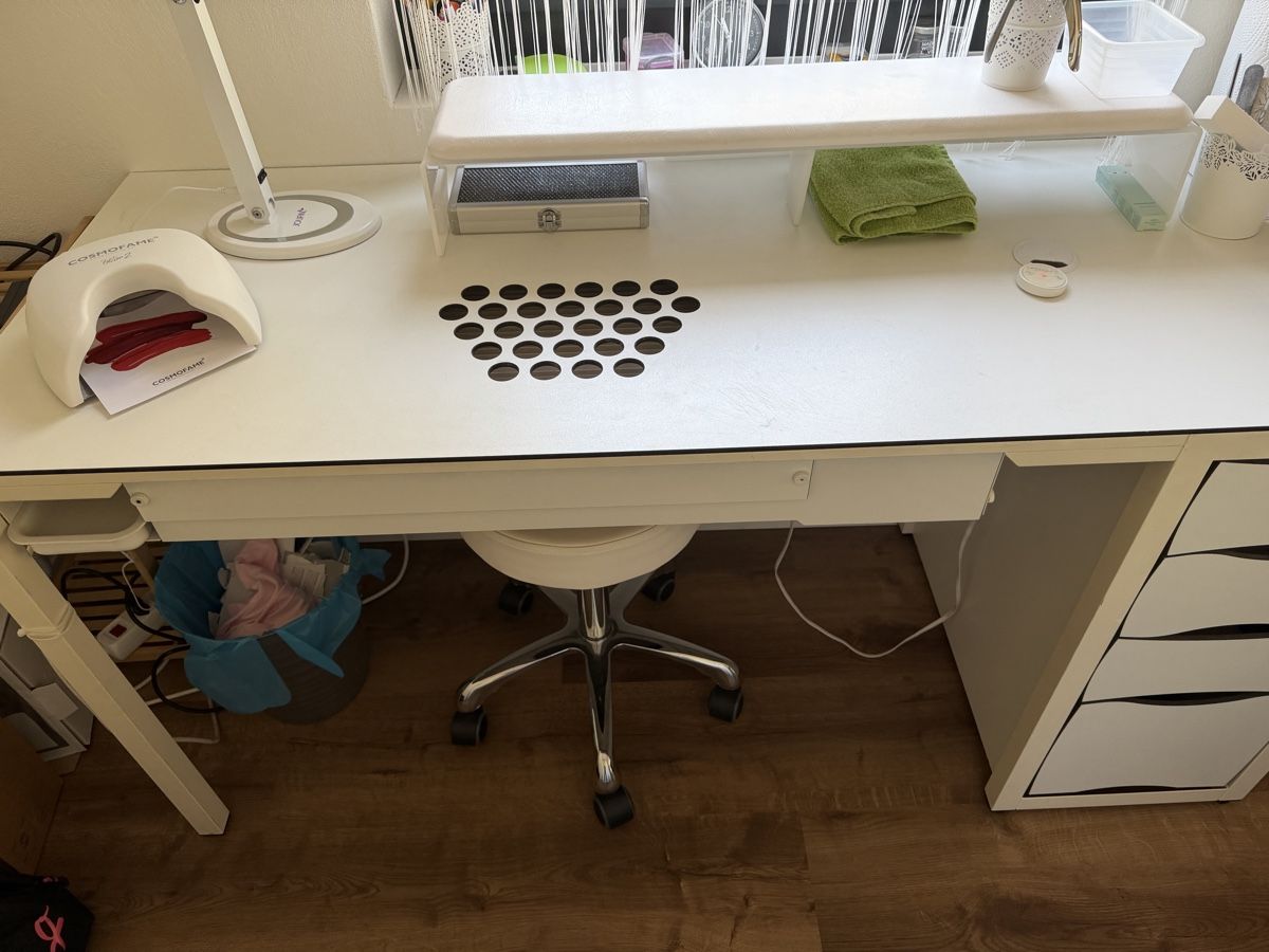 Tavoli: Nail Tisch Jenny Swiss – Usato da Vorderthal venduto da nicole6667
