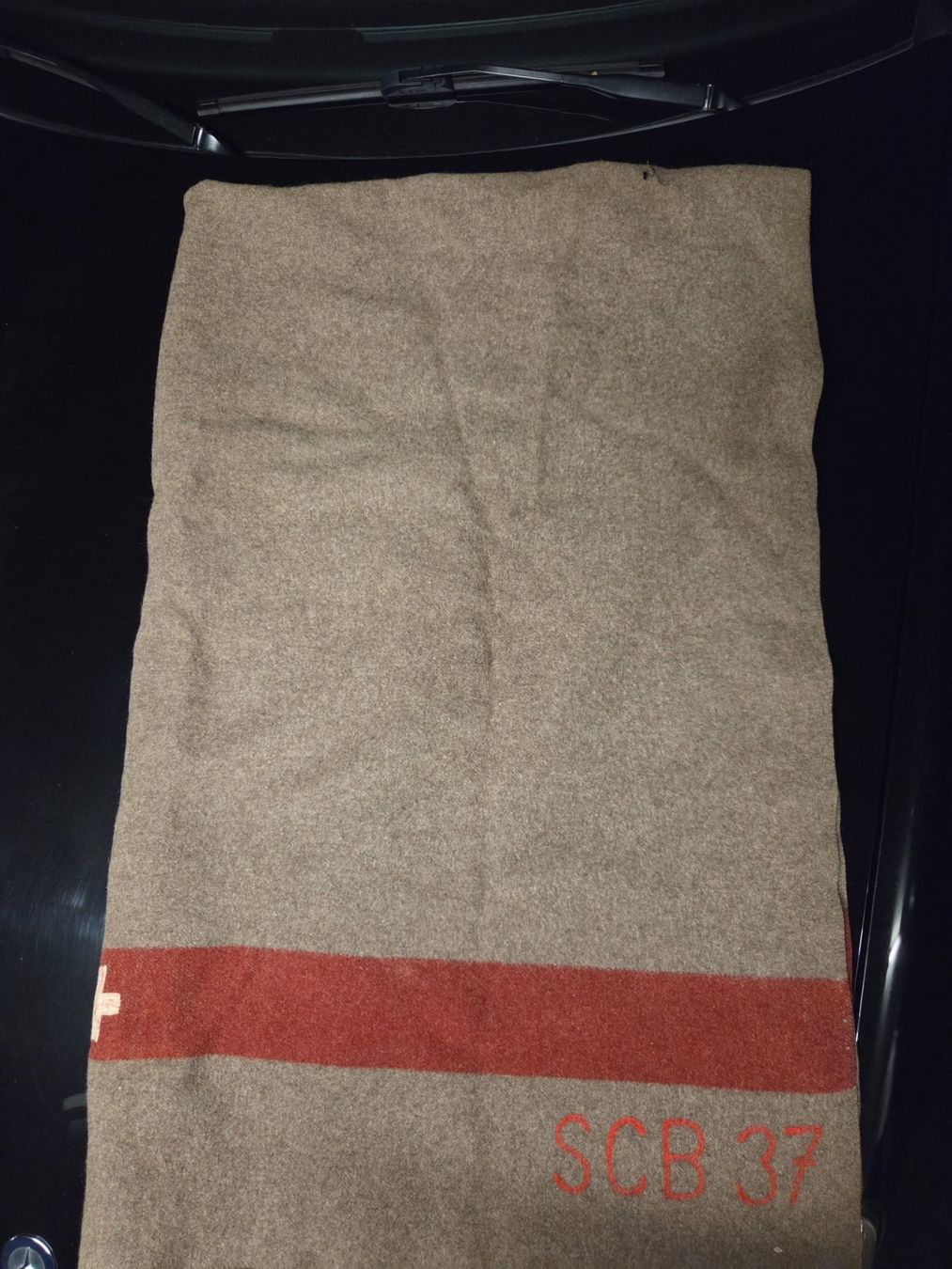Schweizer Armee Coperte: Schweizer Armeedecke mit rotem Streifen – Usato da Chur venduto da Einszweidreiviermein 2