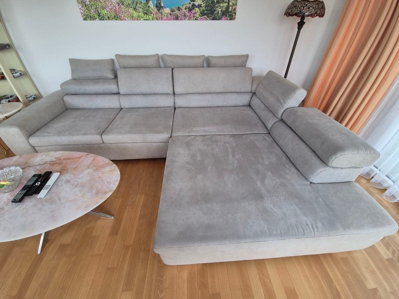 Sofas: Sofa - Hubacher Ecksofa silber neuwertig mit Ottomane rechts – Gebraucht aus Adliswil von Making 3
