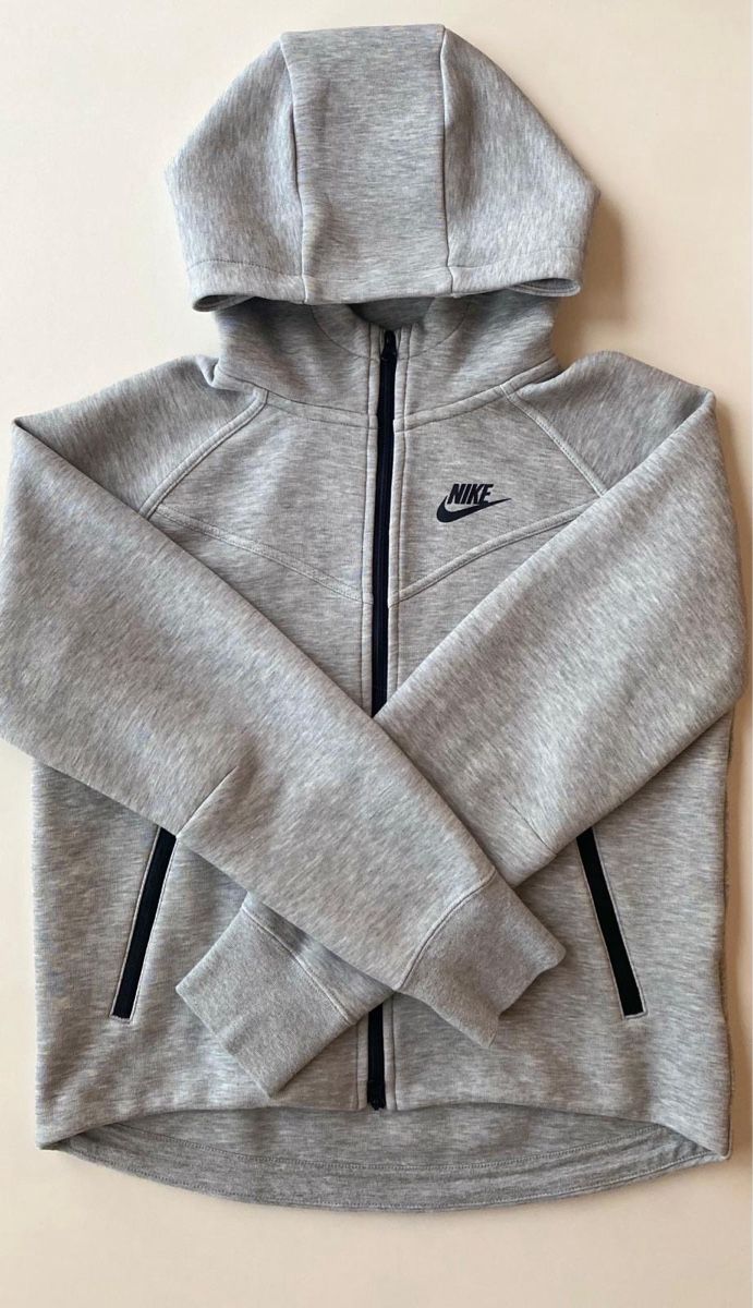 Nike Jacken: Nike Tech Fleece Hoodie -  13 ans – Gebraucht aus Geneve von maremonte