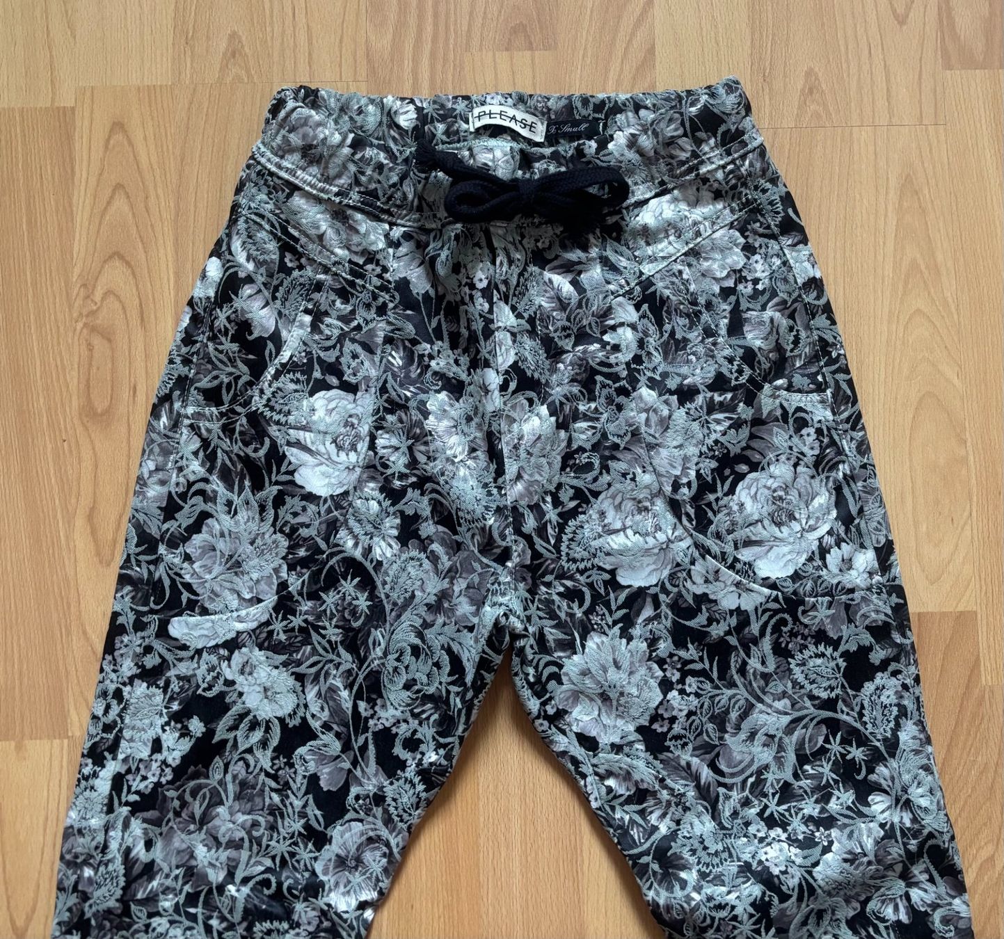 Please Jeans Pantaloni: Please Hose mit Blumen – Nuovo (secondo la descrizione) da Ostermundigen venduto da palmen70 1