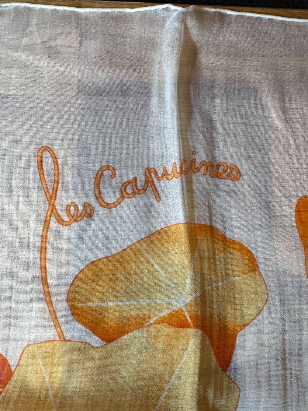 Hermès Foulards, Tücher & Schals: Vintage Hermès Paris "Les Capucines" Silk Scarf – Gebraucht aus Grund b. Gstaad von ReLuxe 2