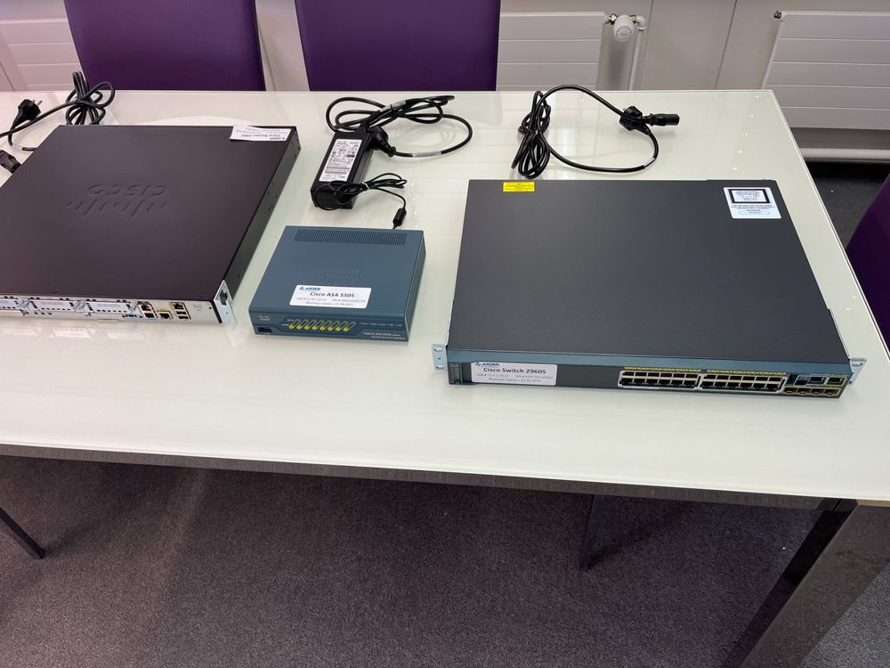 CISCO 2900 series equipment and a Triton Free Standing Rack (Gebraucht ...