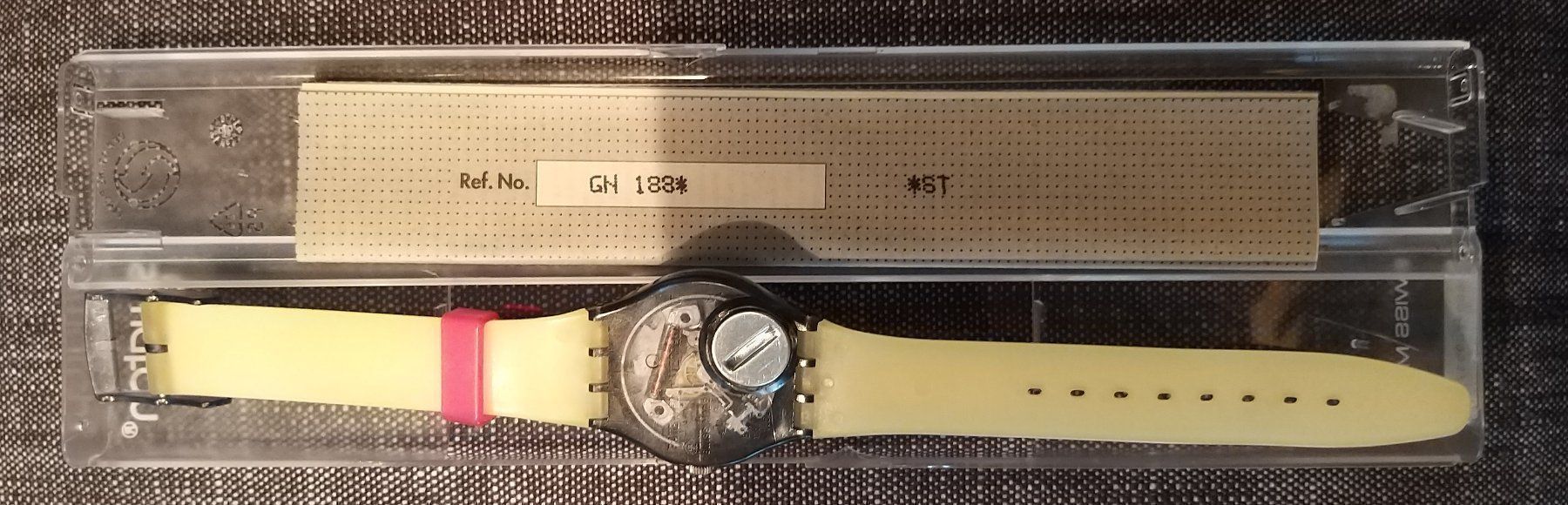 Swatch Uhren: SWATCH "SARI" GM111 Armbanduhr – Neu und originalverpackt aus Rotkreuz von CLASAX 4