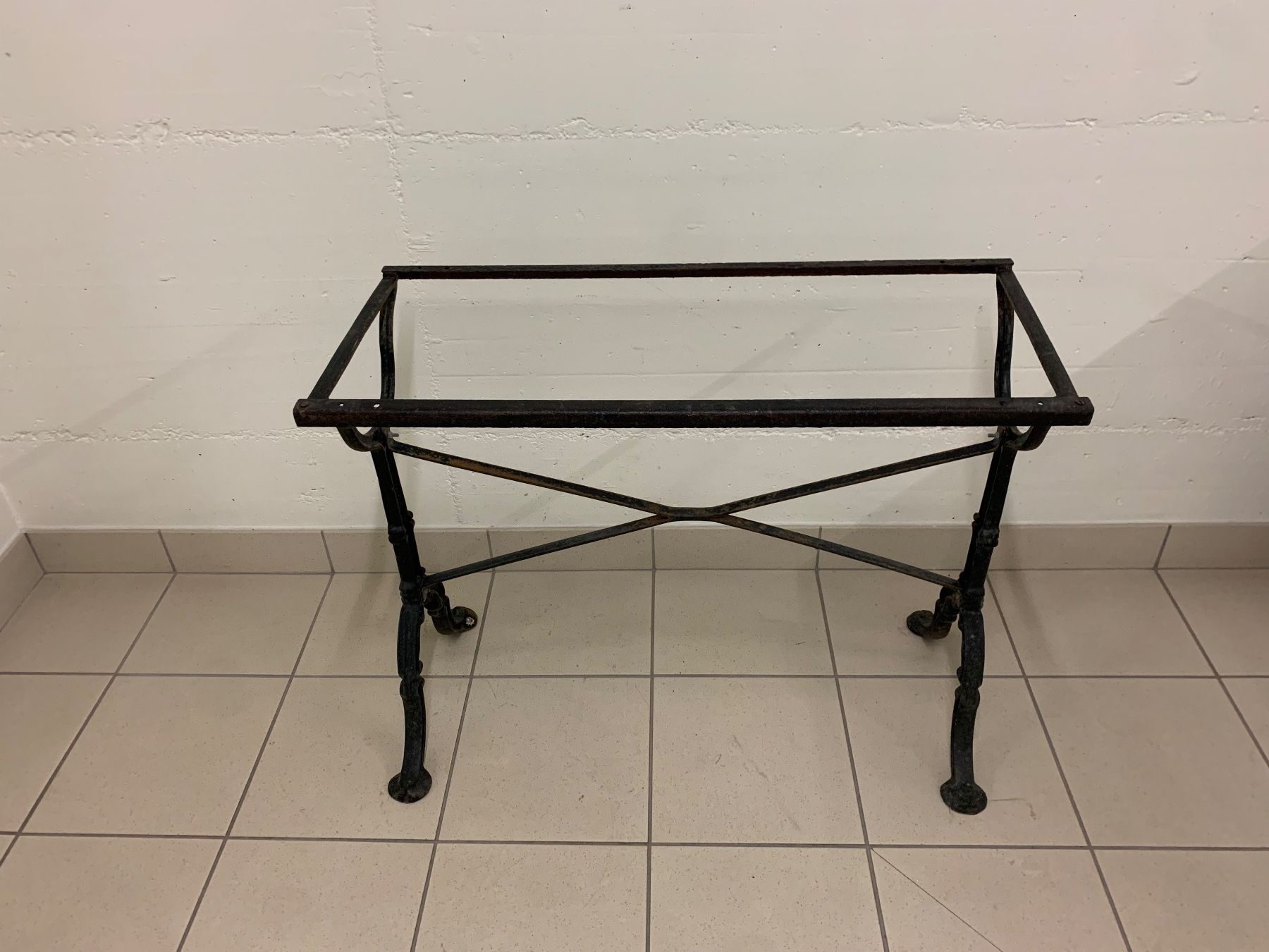 Altri mobili: Pieds de table en fonte. – Usato da Vessy venduto da Panpan2