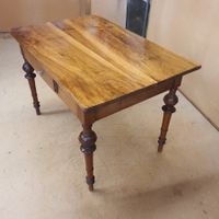 Biedermeier Tisch in massivem Nussbaum, edler Blickfang.