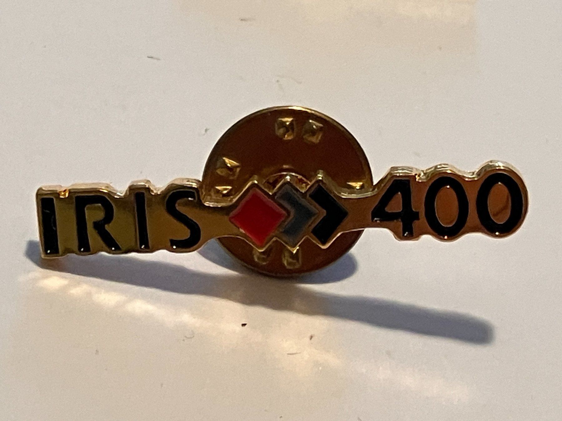 Plaketten & Abzeichen: 1 Pin Iris 400 – Gebraucht aus Basel von djwwpp