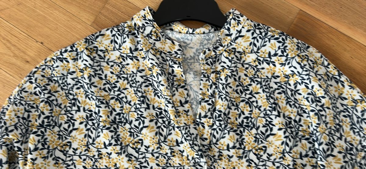 Camicette: Hemdbluse / Bluse mit Blumenmuster, Gr. 40/42 locker fallend – Usato da St. Urban venduto da uschi73