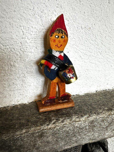 Figurines: hAndgEschNitZter  ScheLLenuRsLi – D'occasion à Winkel par zeho