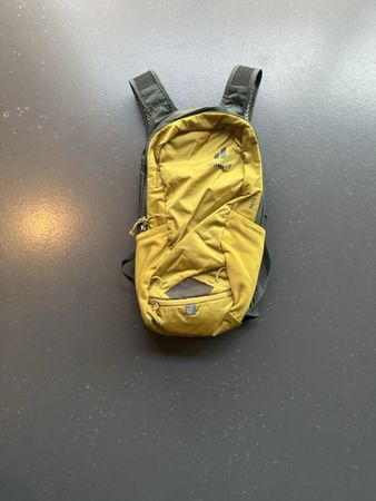 Deuter Rucksack Race 8 Liter gelb oliv 1xgebraucht