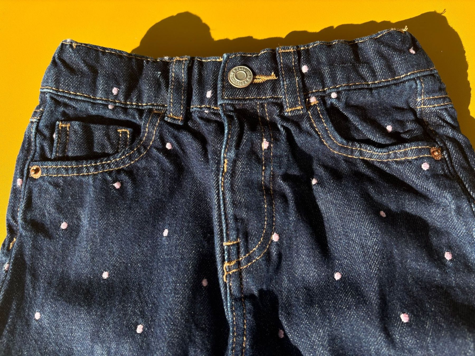 Zara Pantaloni: ZARA Jeans mit Pünktchen Gr. 104 – Usato da Zürich venduto da missmodernage 1