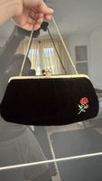 Pochette velours soie noir broderie rose chaîne dorée 28cm