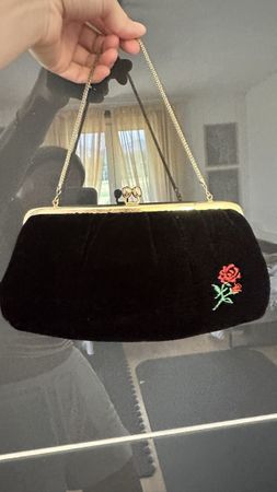 Pochette velours soie noir broderie rose chaîne dorée 28cm