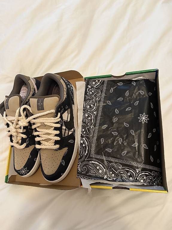 Chaussures hommes: Nike dunk SB Travis Scott (boite standard) – D'occasion à Genève par Cp12