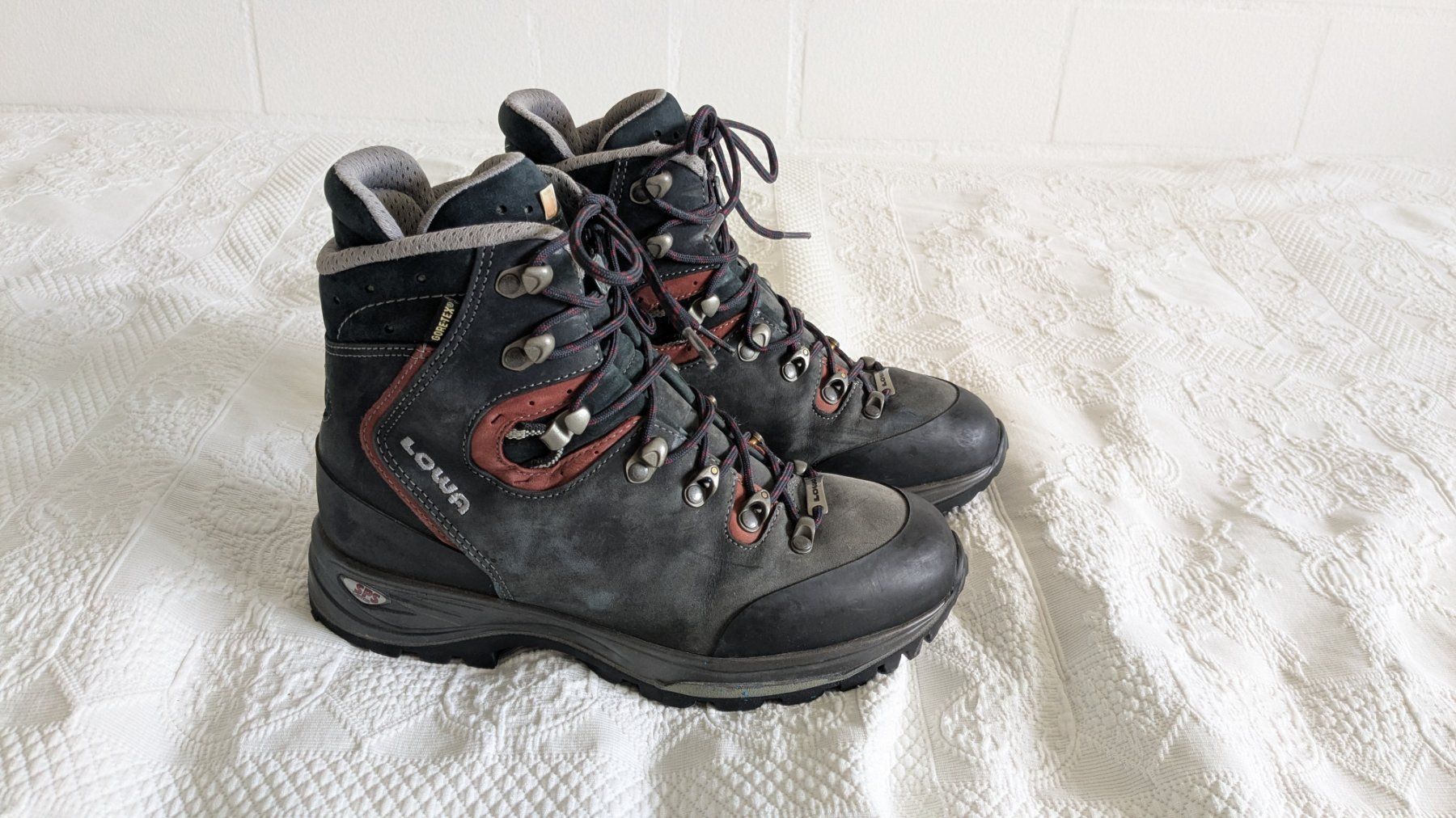 Lowa Scarpe da donna: Wanderschuhe Lowa Gr. 39 – Usato da Adliswil venduto da bibuubib 1
