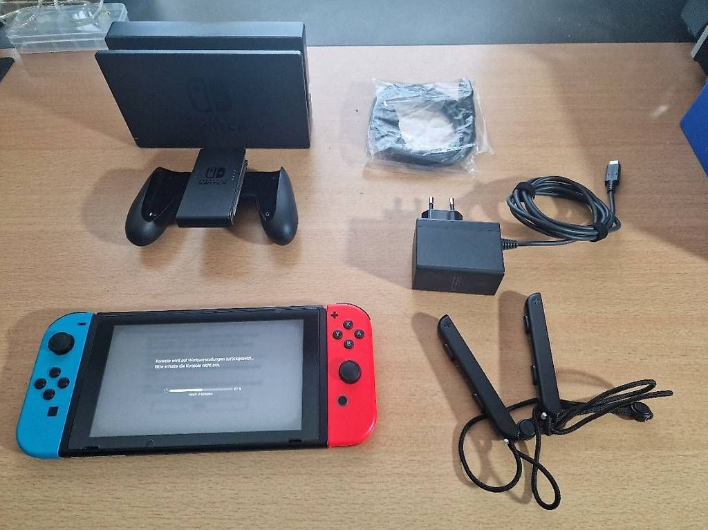 Nintendo Console: Nintendo Switch V2 in Super Zustand – Usato da Kriens venduto da M.E.R.L.