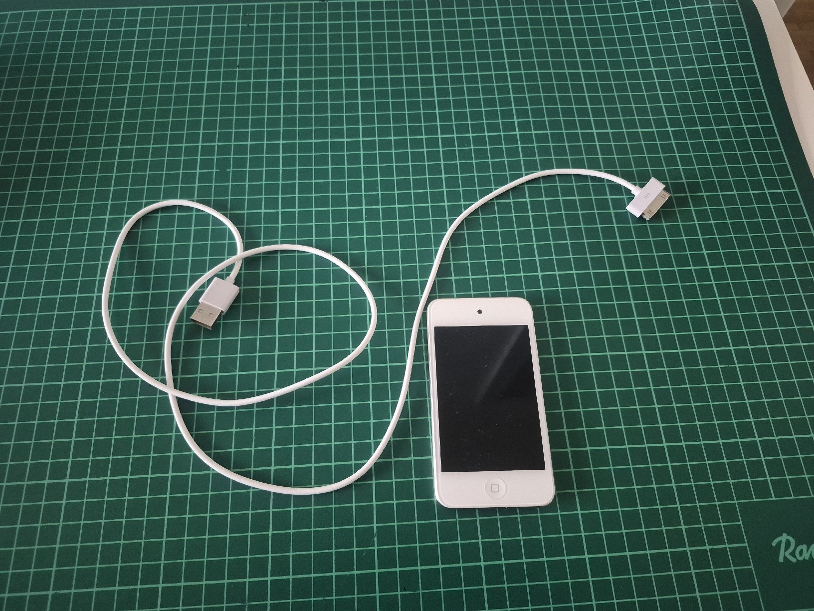 Apple Tragbarer Mediaplayer: Apple iPod Touch 4th Gen 32GB with  charger Cable  – Gebraucht aus Meyrin von Retro-GZ 2