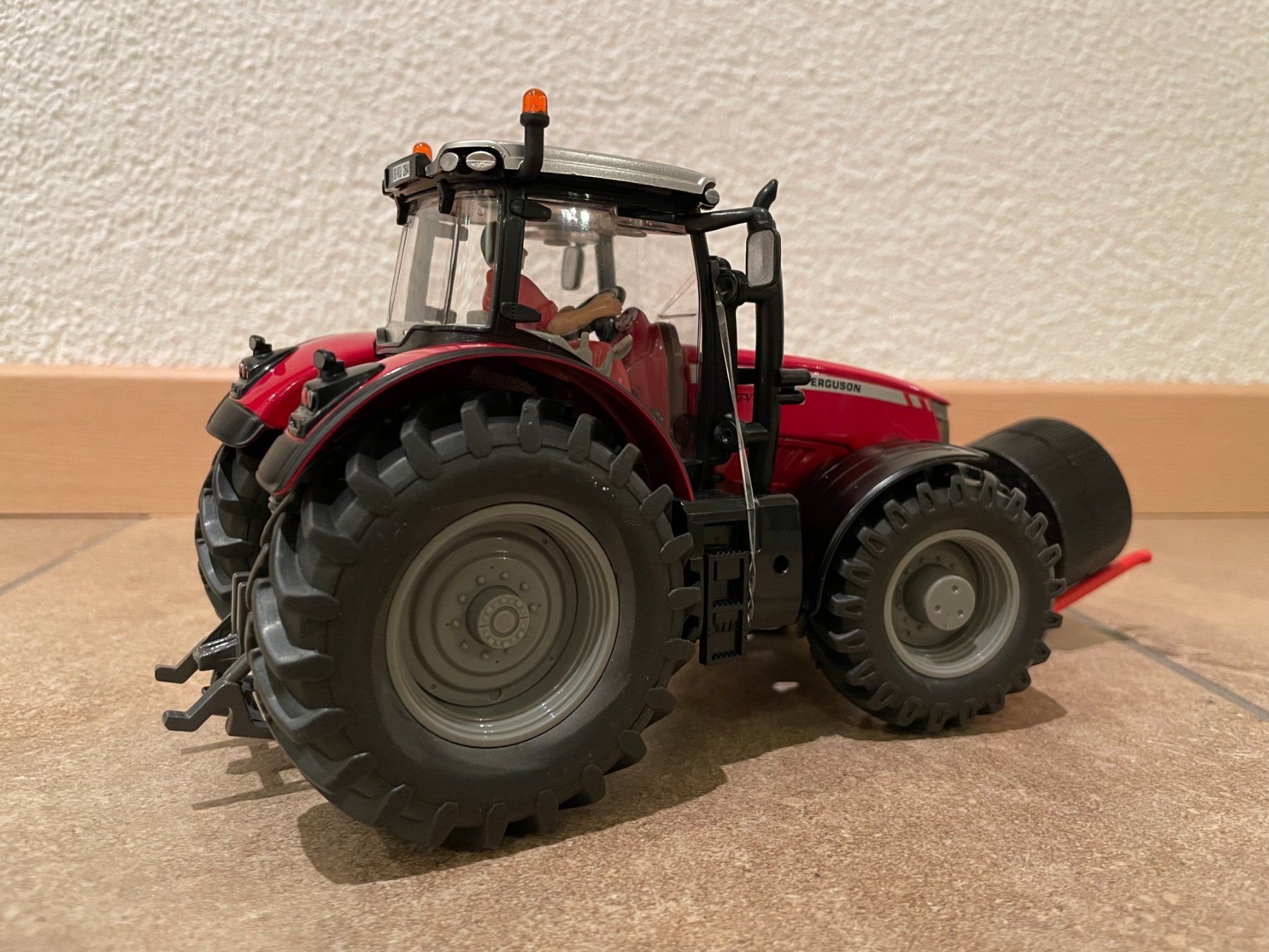 Massey Ferguson Trattori: SIKU Massey Ferguson 8680 mit Siloballengabel – Nuovo e nell'imballaggio originale da Kreuzlingen venduto da Stefan1150 2