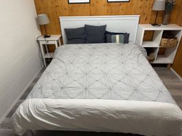 Schlafzimmer / Bett / Nachttisch / Regal 