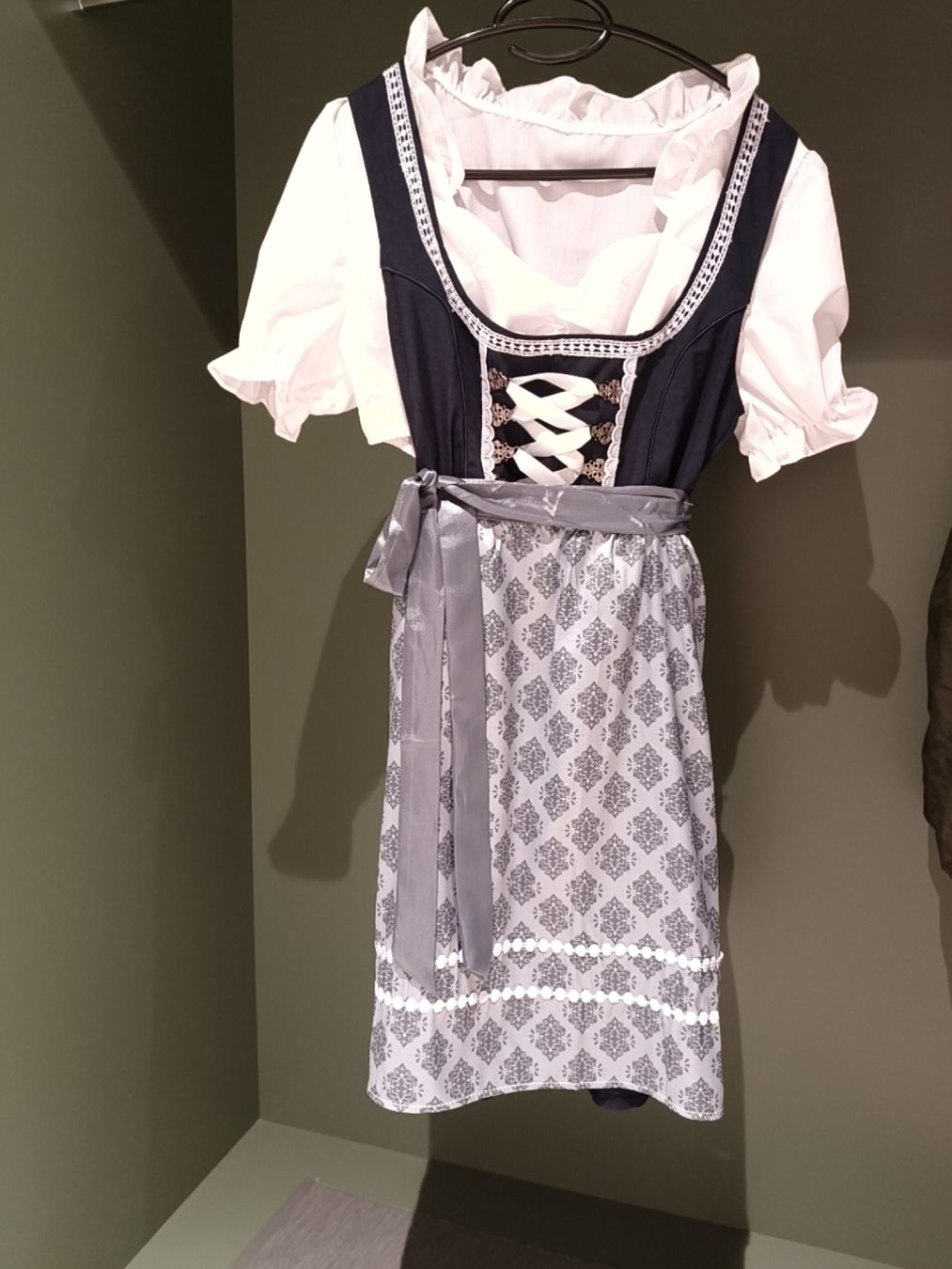 Kleider: Dirndl Kleid dunkelblau hellblau Muster mit Bluse neu – Neu und originalverpackt aus Boniswil von kar_6nlv 1