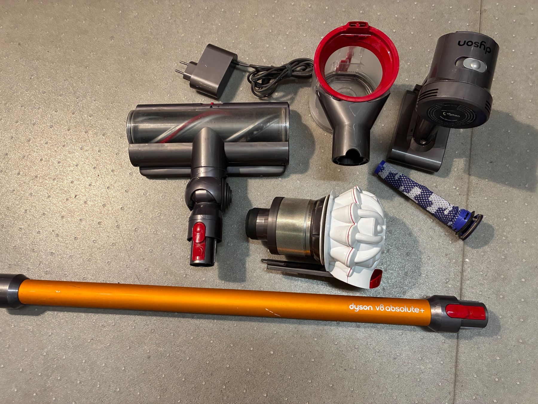 Dyson Aspirateurs & Accessoires: Dyson V 8 – D'occasion à Hendschiken par zkos 3