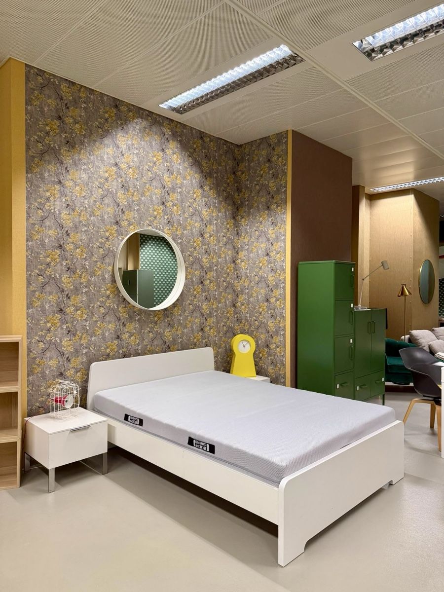 Betten: Lit avec table de nuit sommier matelas  – Gebraucht aus Biel/Bienne von secondstore