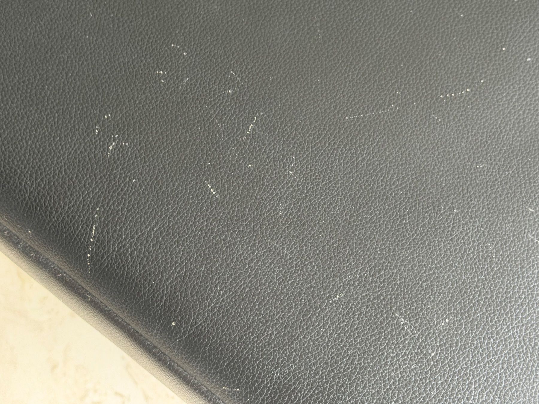Sofas: Ledersofa mit Hocker, schwarz – Gebraucht aus Grosswangen von Swisslue 7